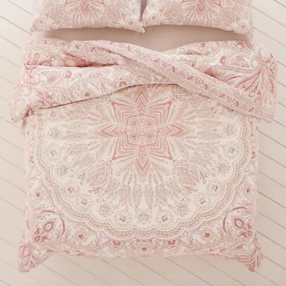UO Pink Reya Medallion duvet cover Full/Queen Like New